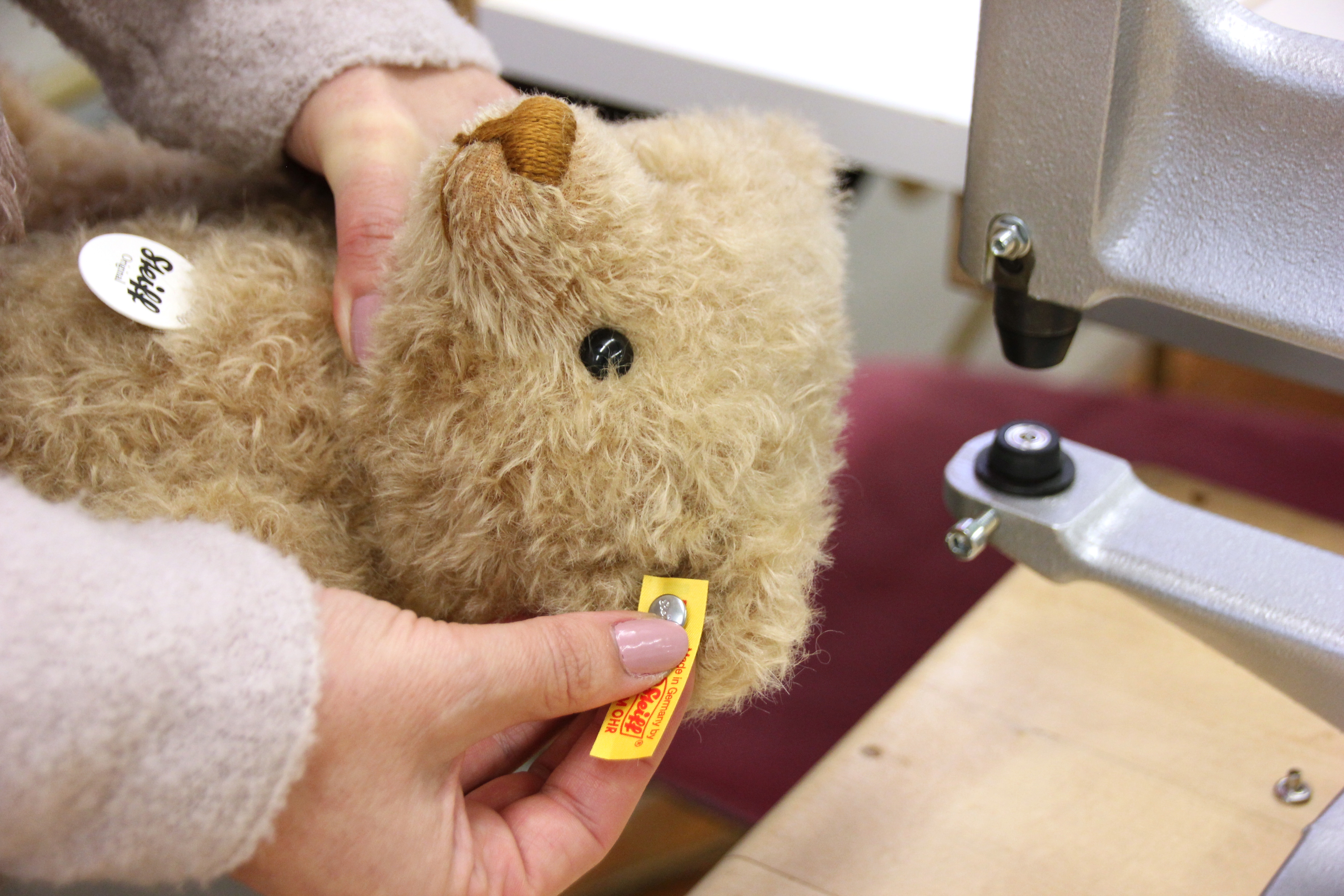 Im Steiff-Werk werden die Kuscheltiere in Handarbeit hergestellt – vom ersten Schritt bis zum Knopf im Ohr. 